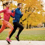 Imagem de duas pessoas correndo fazendo atividade física