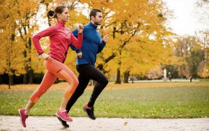 Imagem de duas pessoas correndo fazendo atividade física