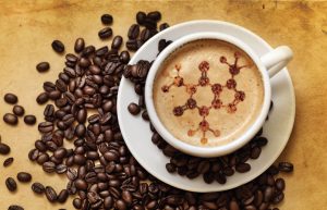 imagem de uma xícara com café e grãos de café ao redor 