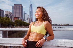 Imagem de uma mulher sorrindo após fazer exercício físico
