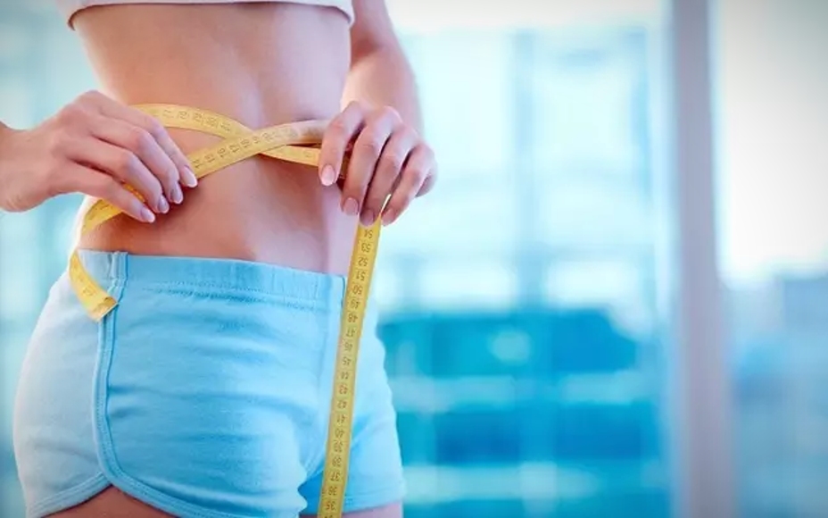A imagem mostra uma pessoa medindo a cintura.