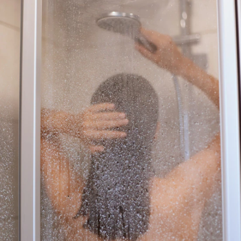 Imagem mulher lavando o cabelo no chuveiro