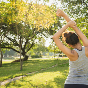 Imagem mulher fazendo atividade fisica ao ar livre