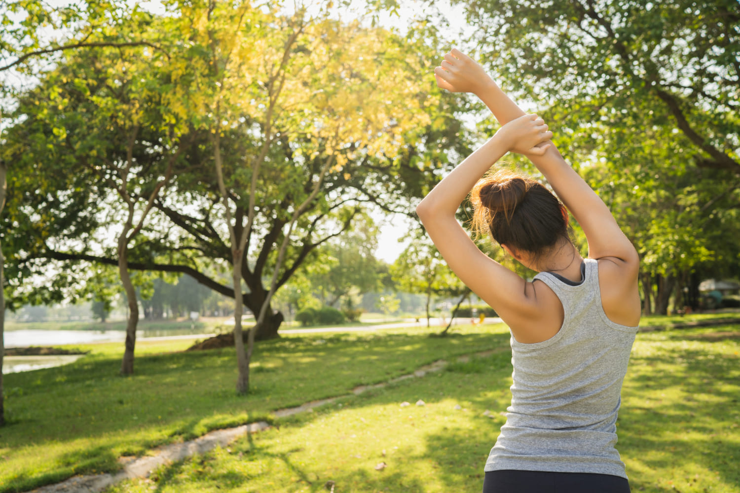 Imagem mulher fazendo atividade fisica ao ar livre