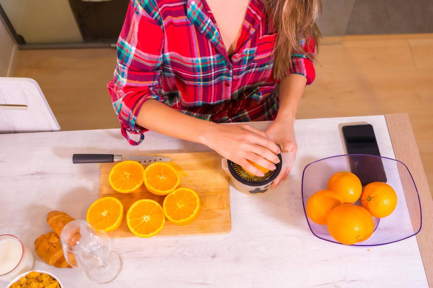 Imagem mulher preparando suco de laranja