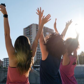 Imagem mulheres reunidas em atividade física ao ar livre