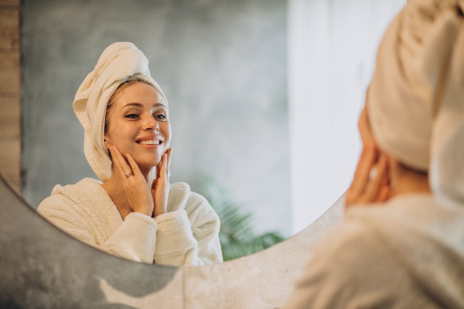 imagem de mulher em frente ao espelho cuidado da pele em casa